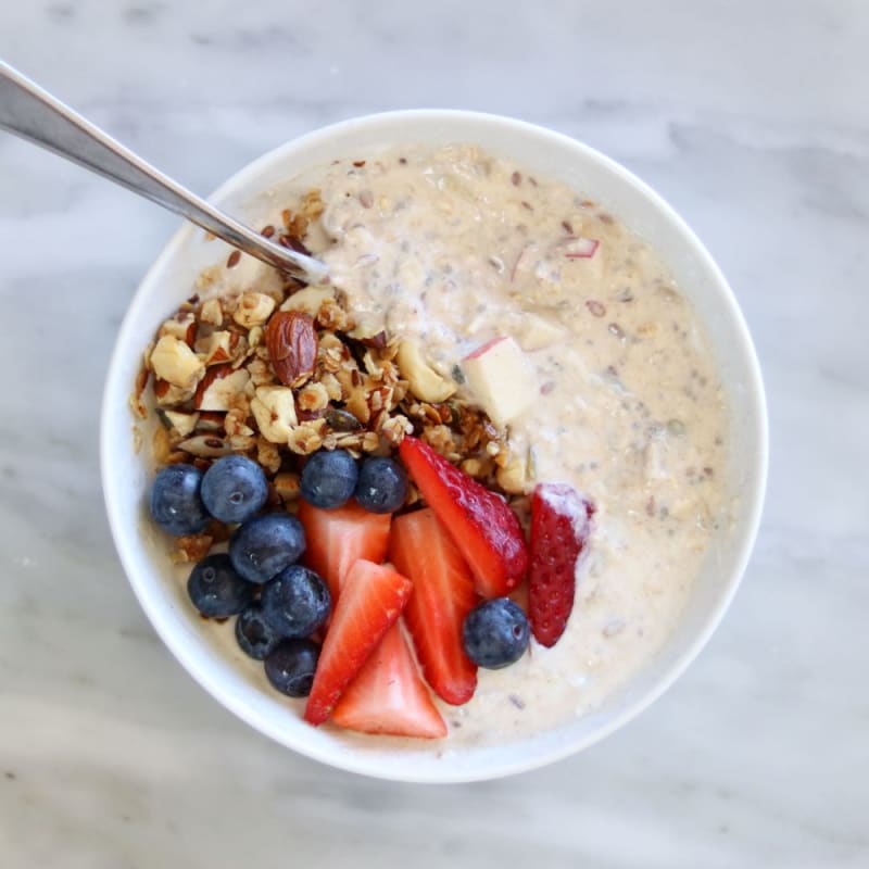 Overnight oats med granola og bær