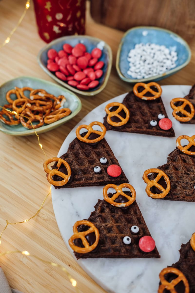 Vafler med kakao, der ligner Rudolf med den røde tud. 