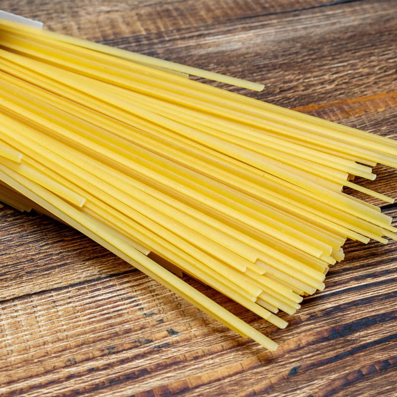 Tørret linguine pasta på bord