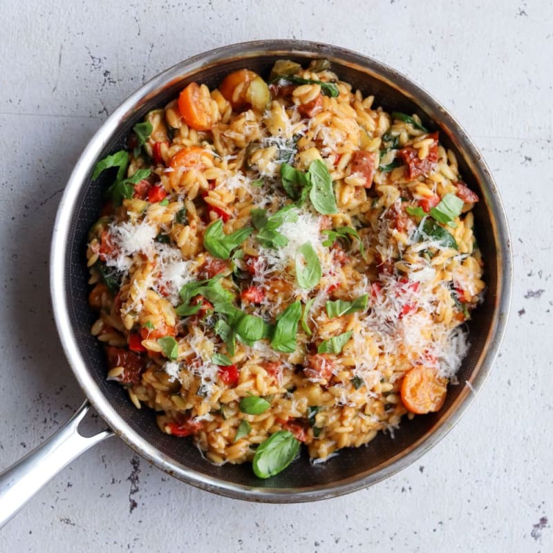 Orzo med chorizo, grøn, basilikum og parmesan