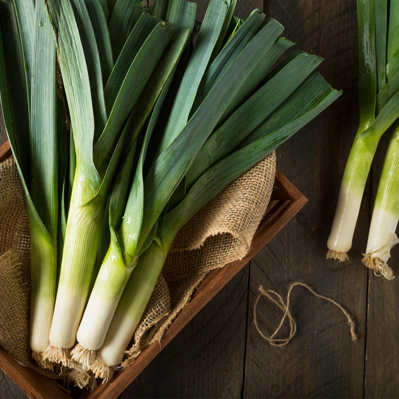 Flere rå porrer i kurv