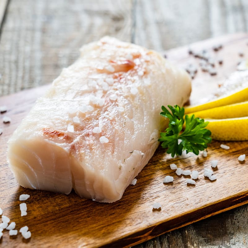 Rå torskefilet på bord