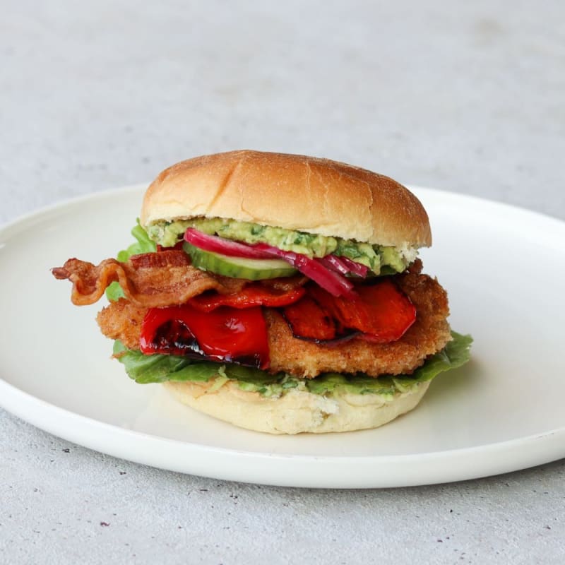 Kyllingeburger med bacon, grønt og guacamole