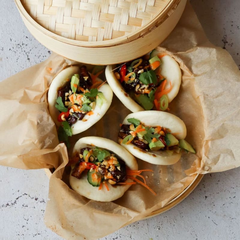 Bao med stegeflæsk og grønt