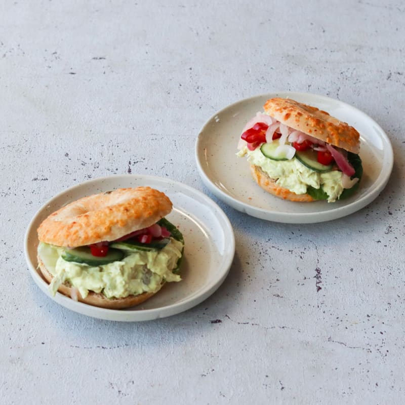 Bagels med kylling, grønt og karrydressing