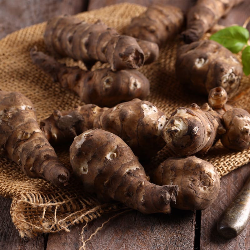 Friske jordskokker på bord