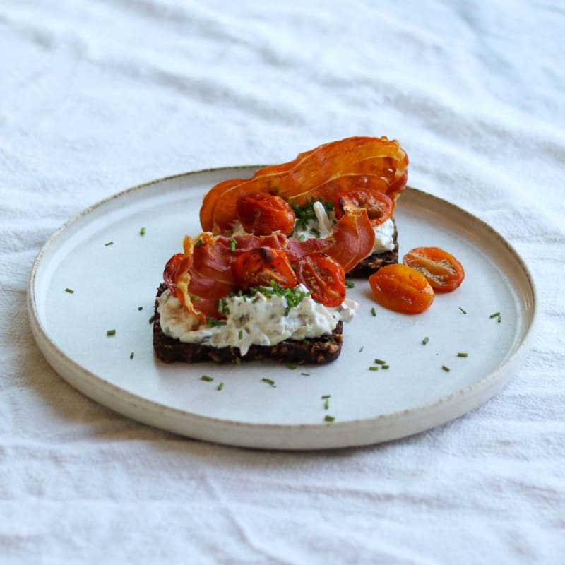 Hønsesalat rugbrød med bacon, tomat og purløg