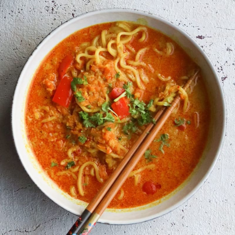 Thaisuppe med kylling, grønt og nudler