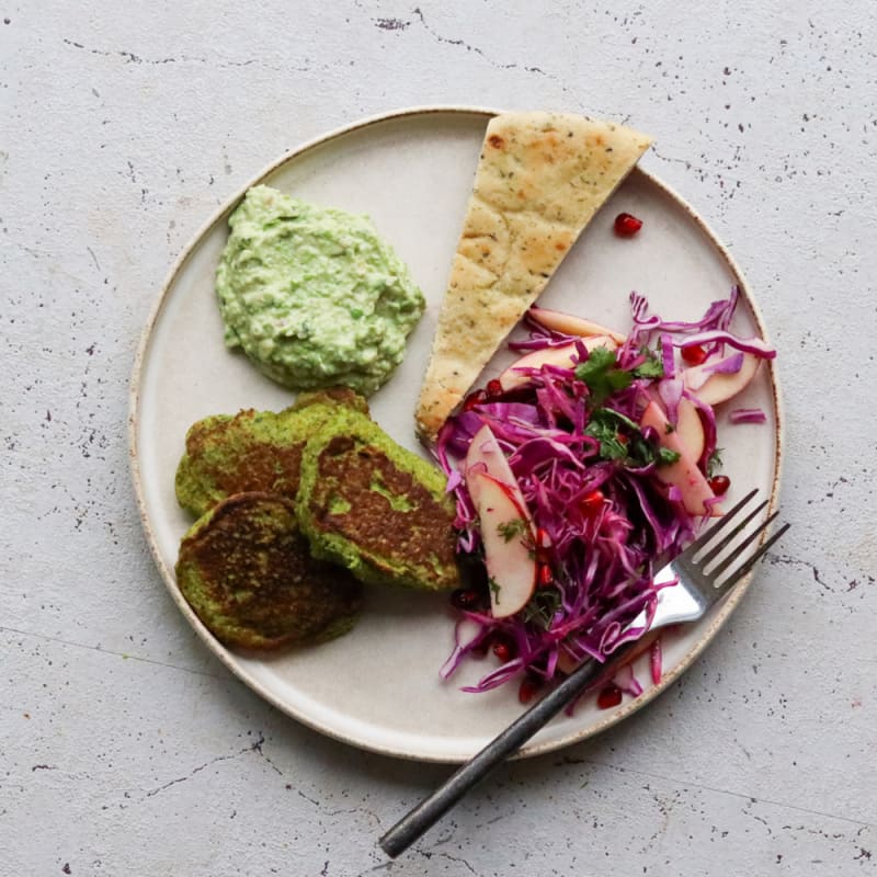 Grøntsagsfrikadeller med spidskålsalat og brød