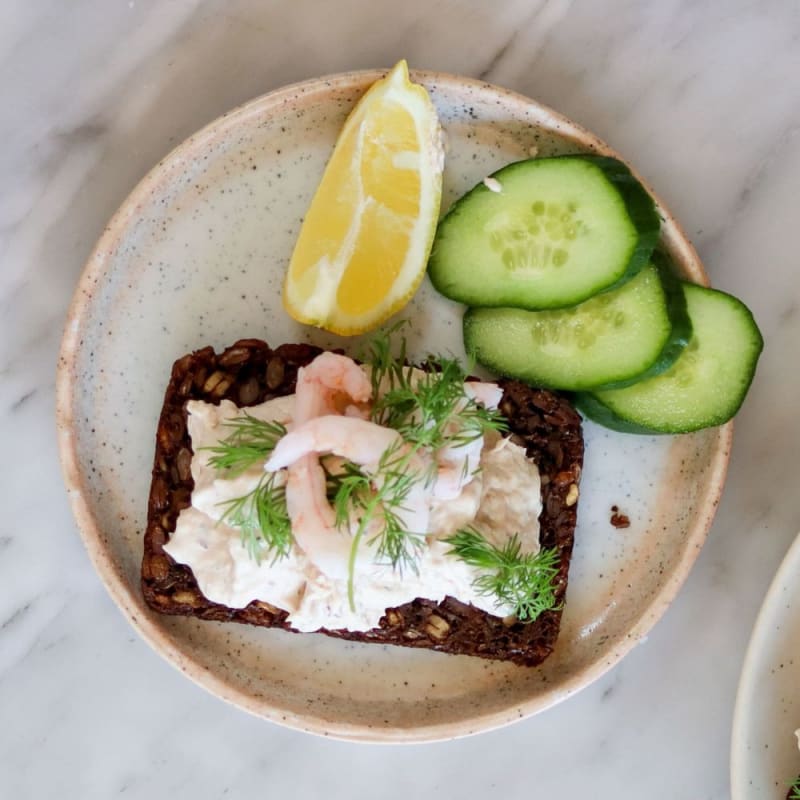 Tunmousse med brød til, rejer, agurk og citron