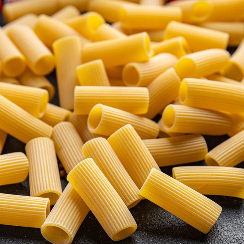 Rå rigatoni pasta på bord