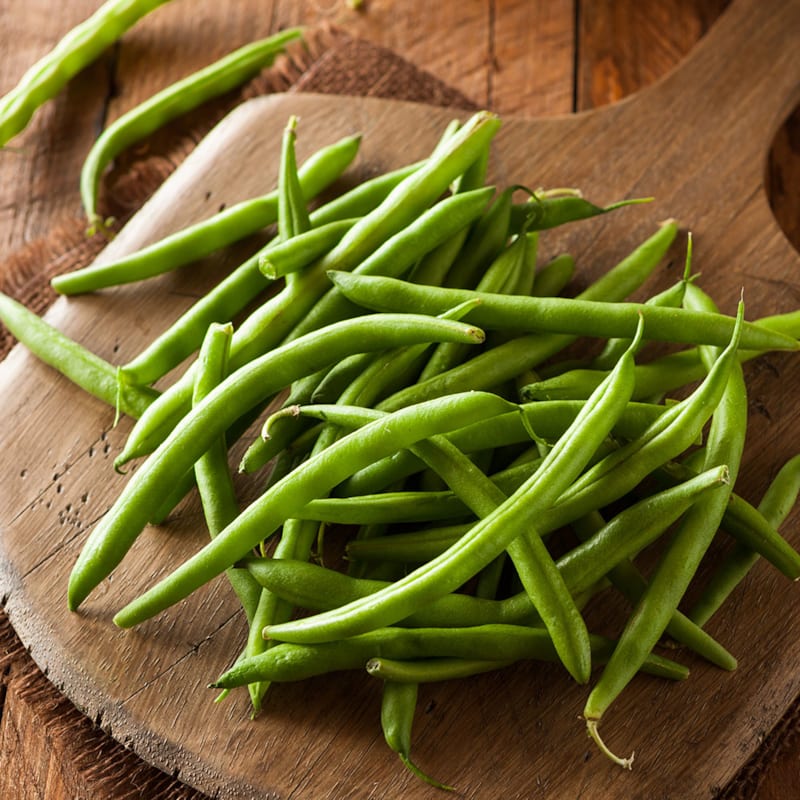 Grønne bønner eller haricots verts på skærebræt