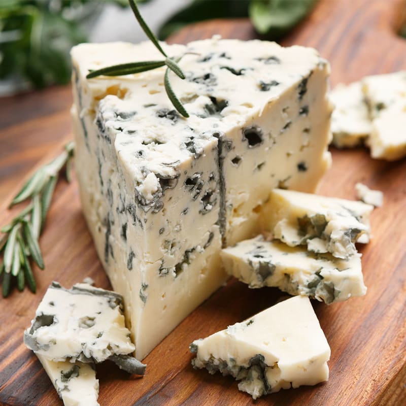 Gorgonzola ost på træskærebræt