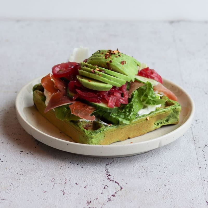 Spinatvafler med serranoskinke, flødeost, løgkompot og avocado
