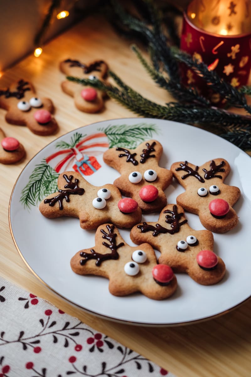 Peberkager formet og dekoreret som Rudolf med glasur og sukkerøjne. 