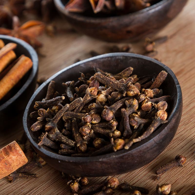 nelliker i skål på træbord