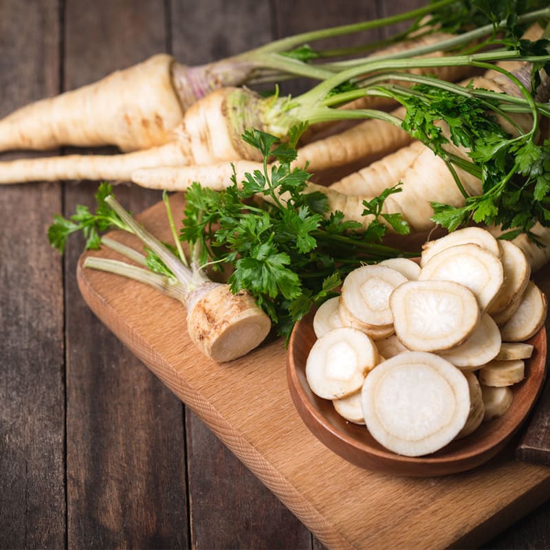 Persillerod i skiver på skærebræt