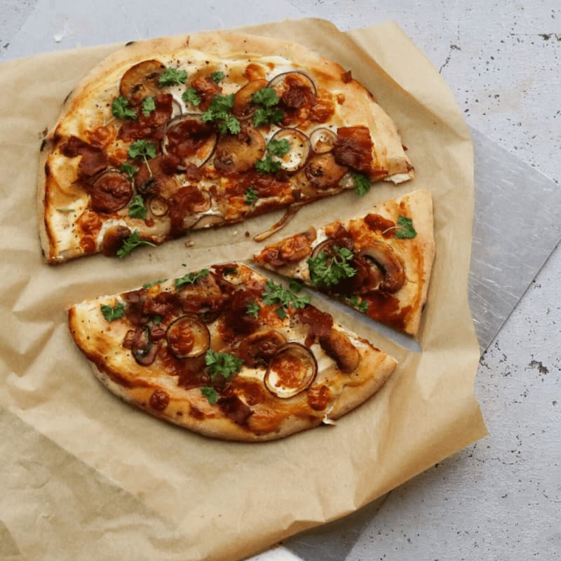 Flammkuchen med rødløg og bacon