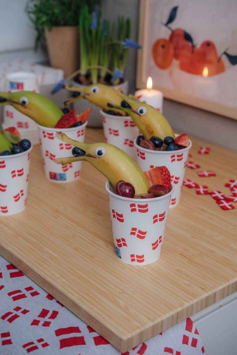 Banan i kop som ligner en glad delfin. Sjovt idé som frugt-snack.