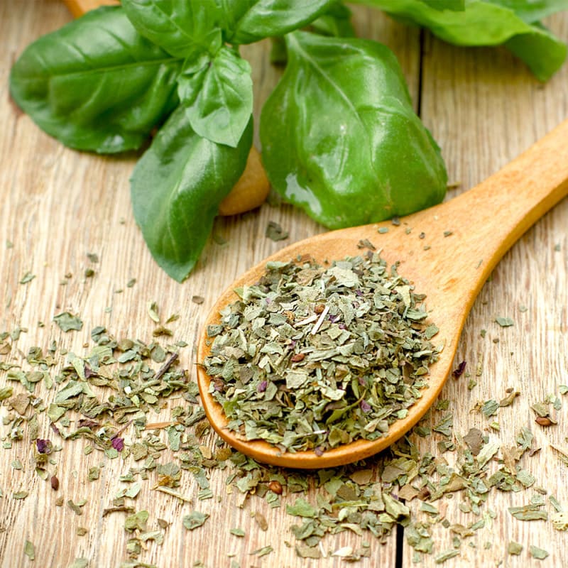 Tørret og frisk basilikum