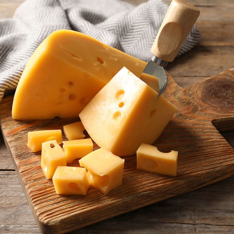 Gouda ost på skærebræt