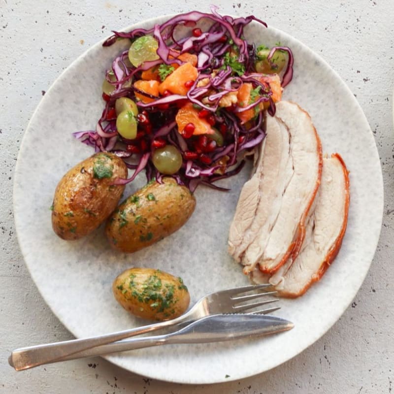 Flæskesteg med kartofler og rødkålssalat