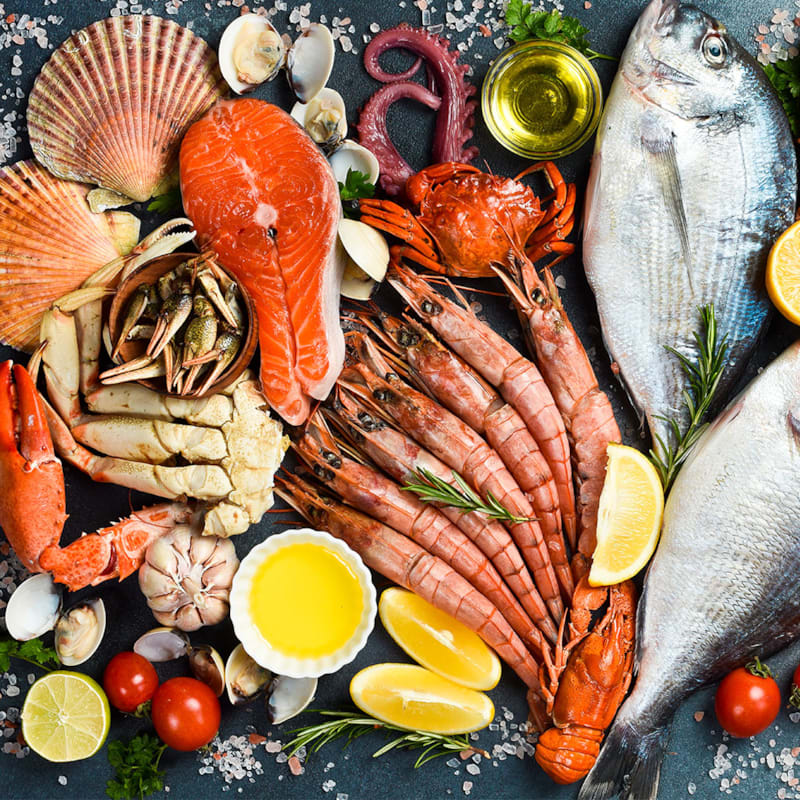 Forskellige friske fisk og skaldyr på bord