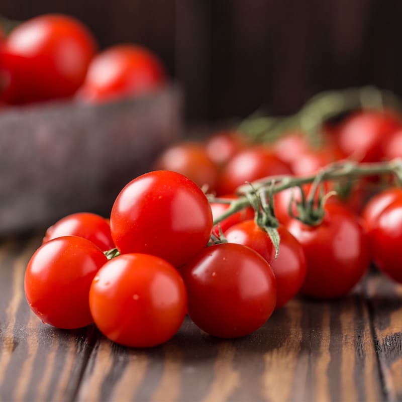 Klase af røde cherrytomater på bord