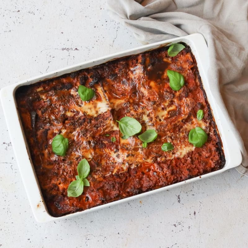 Lasagne med oksekød, ost og basilikum