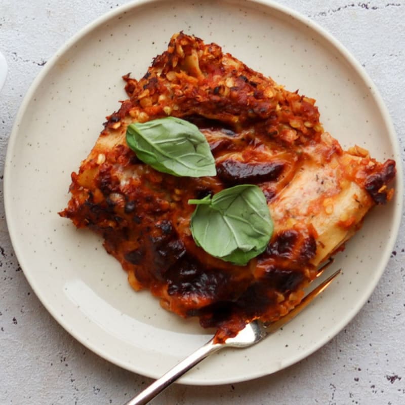 Vegetar lasagne med grønt, linser og basilikum