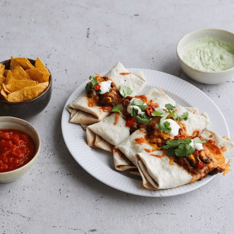 Enchiladas med oksekød, grønt og revet ost
