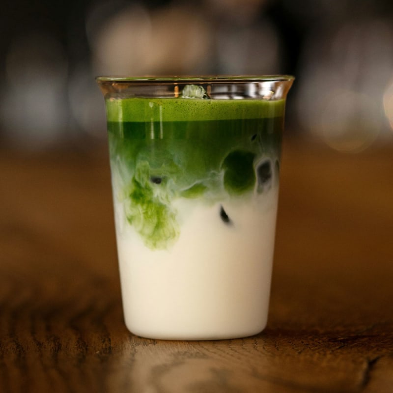 Bliv klogere på iced matcha latte hos BilkaToGo