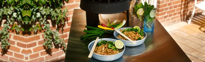 Wokret med grove nudler, grøntsager og teriyaki. Se opskriften på Bilka.dk