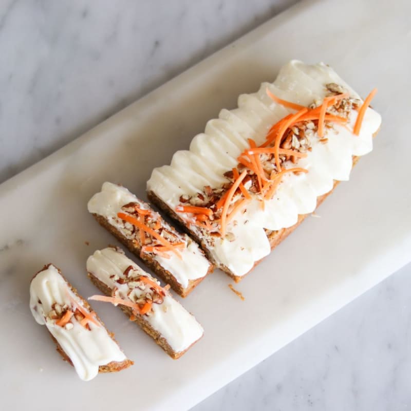 Gulerodkage med frosting, valnød og gulerod