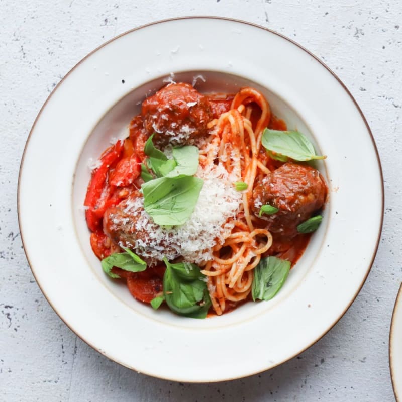 Kødboller i tomatsauce med parmesan og basilikum