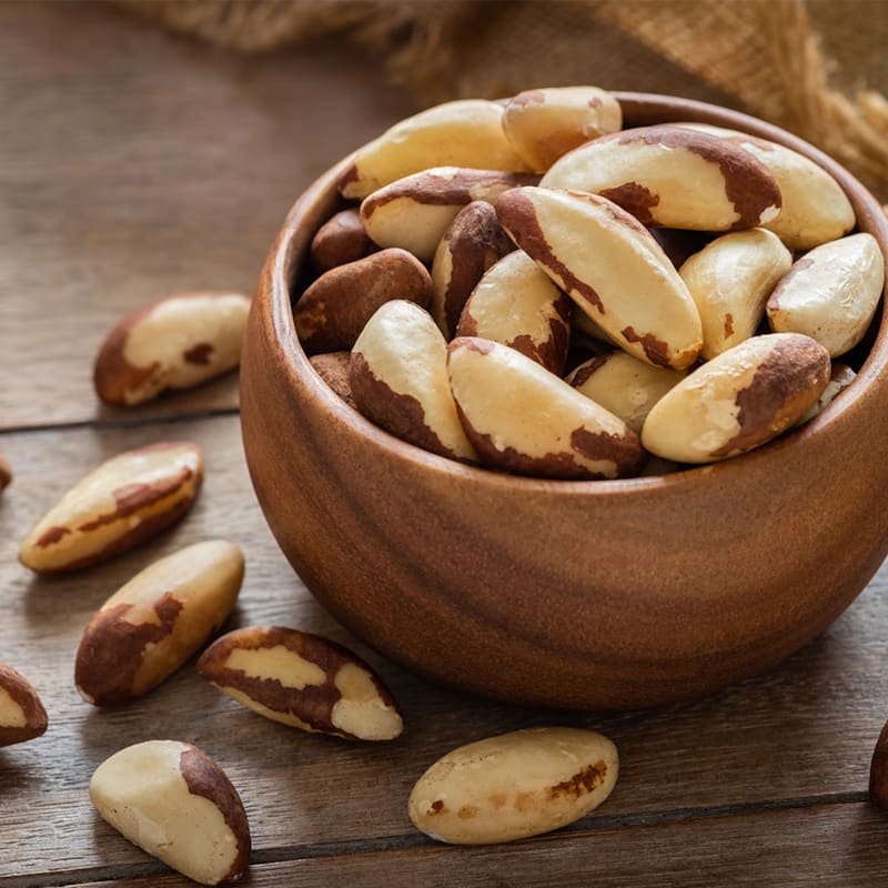 Paranødder i skål og på bord