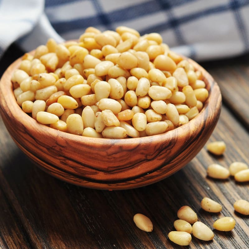 Pinjekerner i træskål