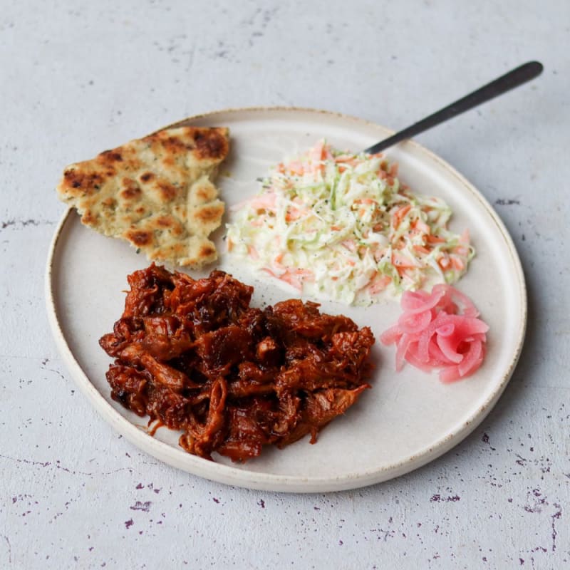 Pulled pork med coleslaw, rødløg og brød