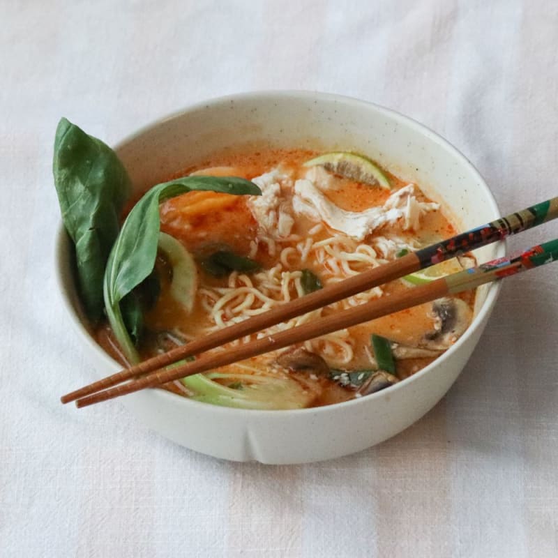 Ramen med kylling, grønt, nudler og æg