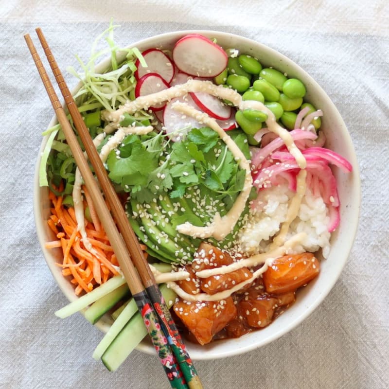 Poke bowls med laks , grønt, ris og dressing