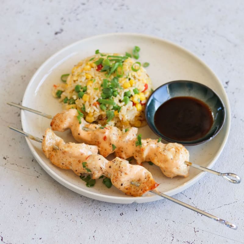 Kyllingespyd med tilbehør af fried rice og teriyakisauce