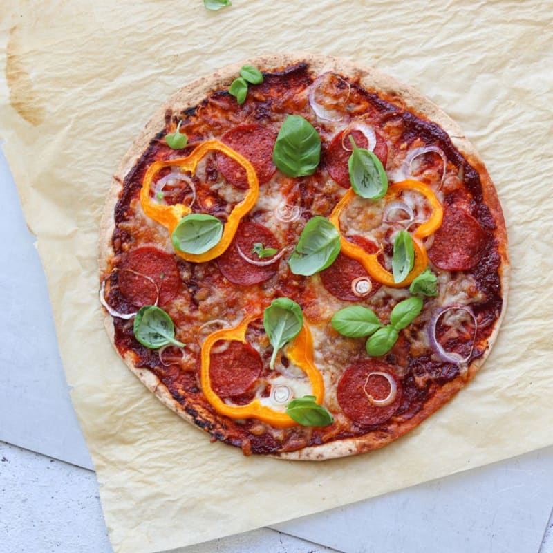 Tortilla pizza med pepperoni, grønt og basilikum