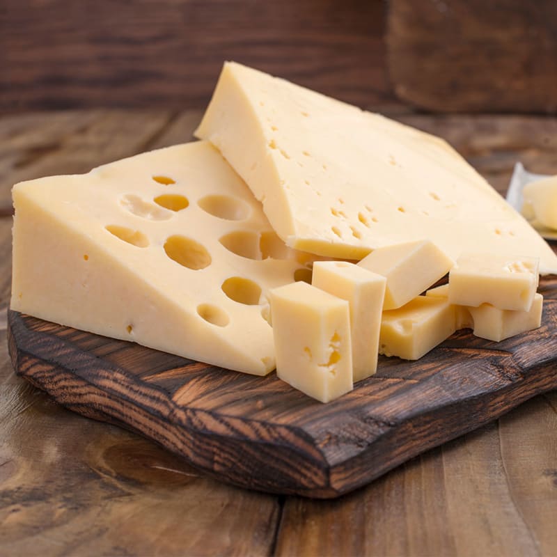 Emmentaler ost på skærebræt