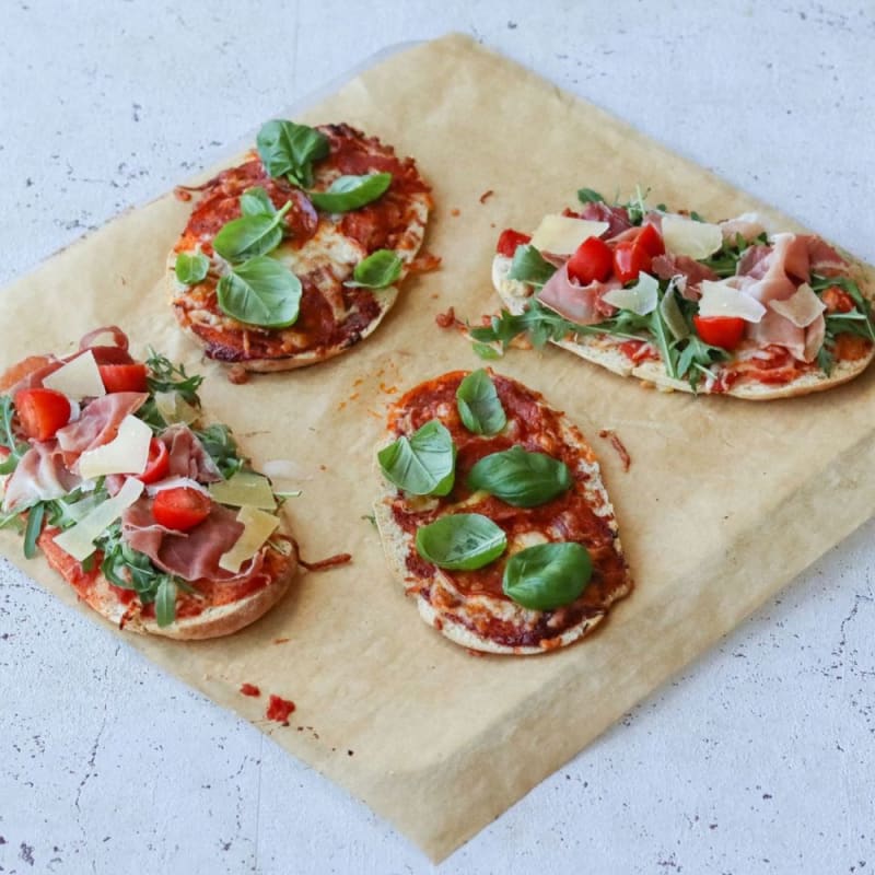 Pitapizza med pepperoni, parmaskinke og salat