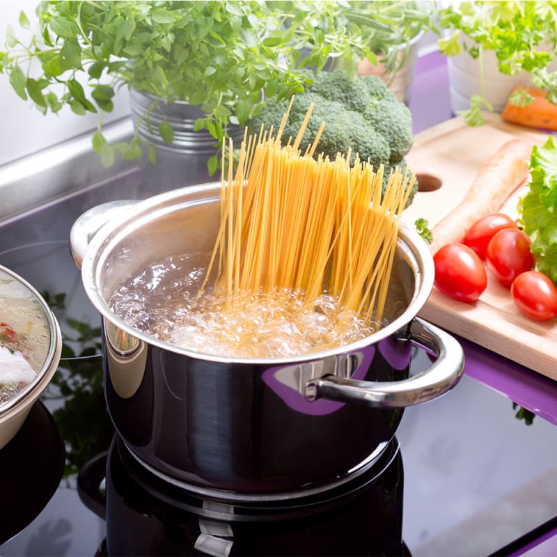 Pasta koges i en gryde