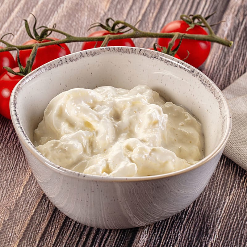 Stracciatella ost på skærebræt