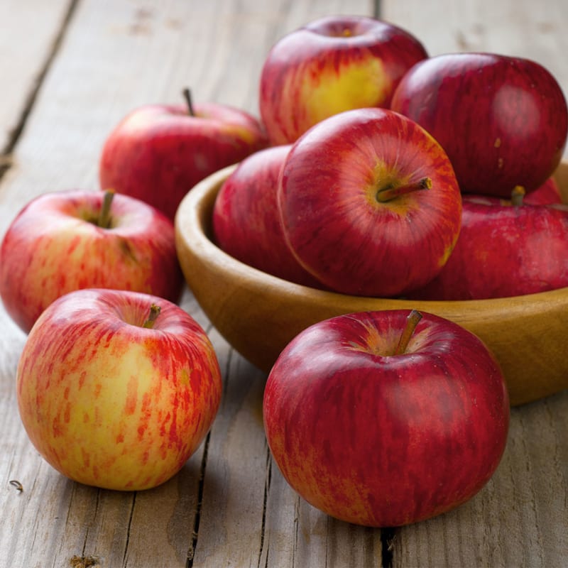 Røde æbler på bord og i skål