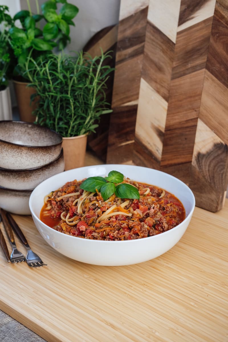 One pot bolognese med basilikum på toppen.