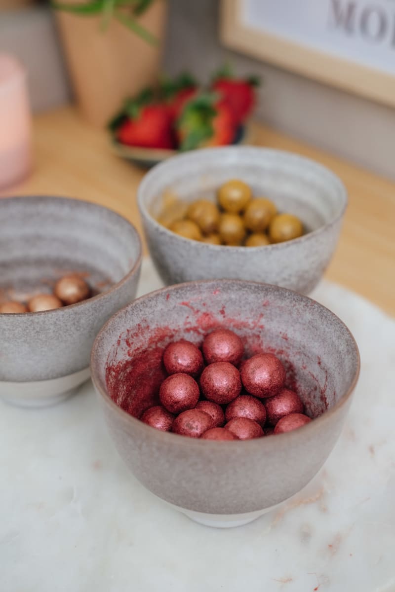 Lav fine glimmerkugler til kager med Bilka