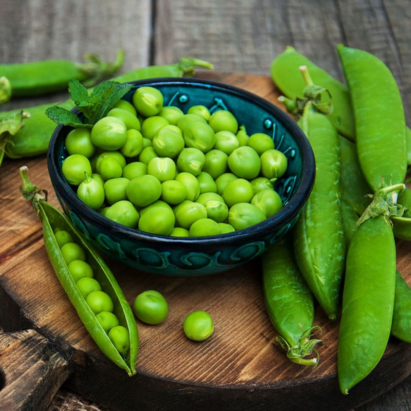 Friske ærter i skål og på bræt